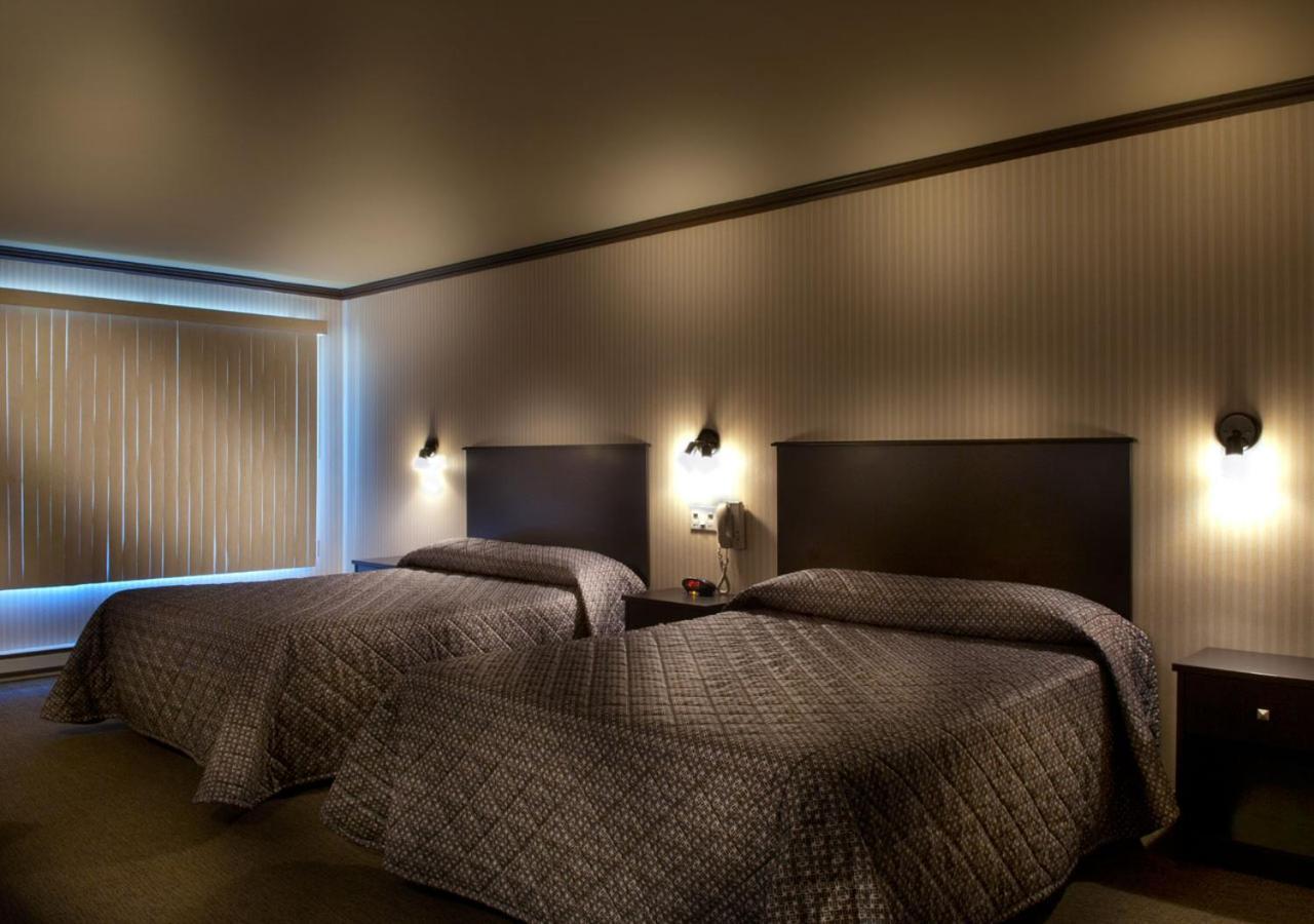 Ramada By Wyndham Laval Exterior foto