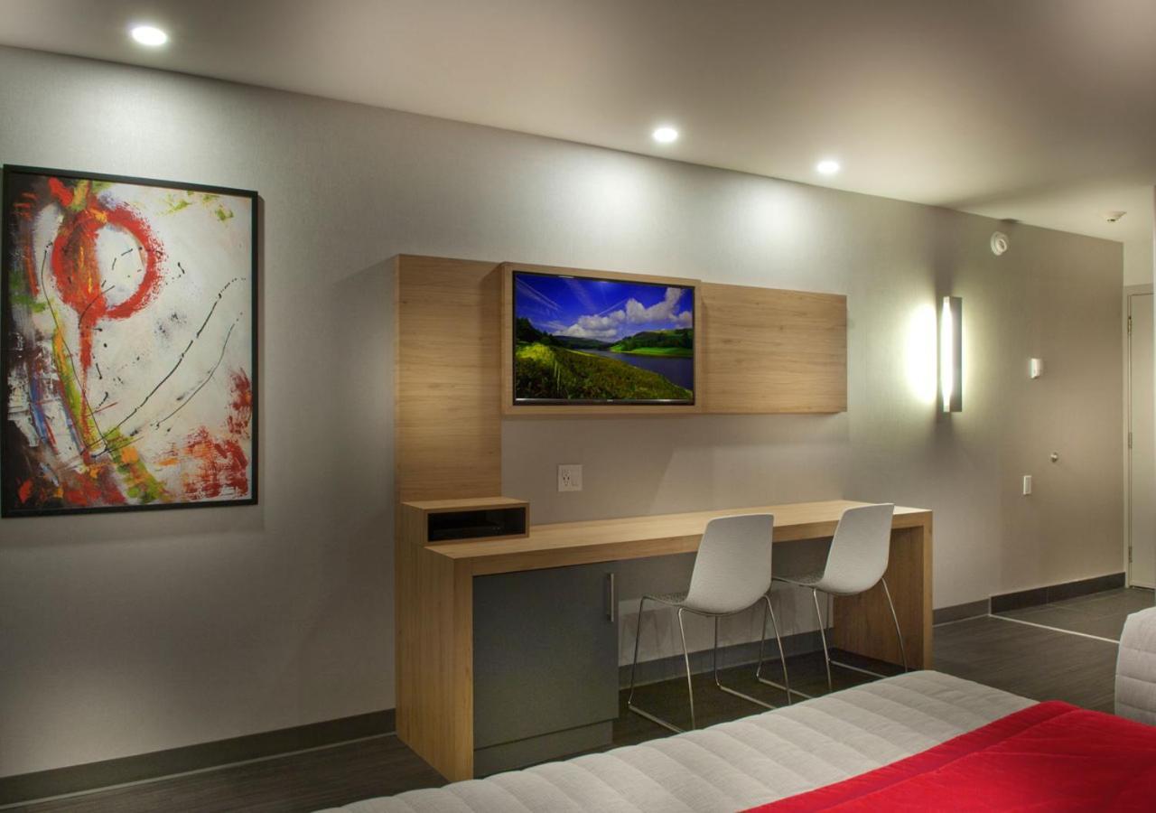Ramada By Wyndham Laval Exterior foto