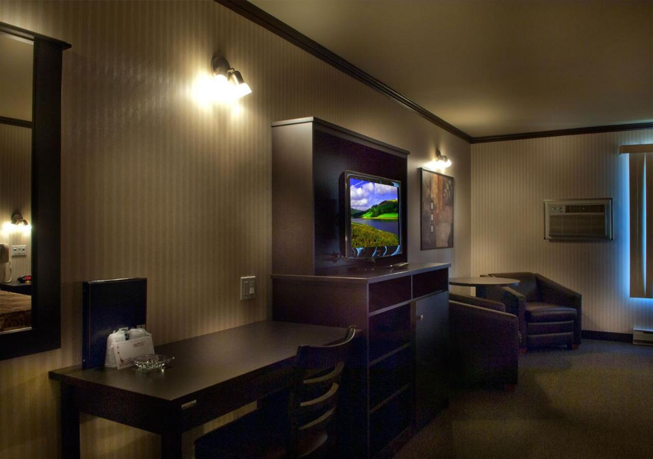 Ramada By Wyndham Laval Exterior foto