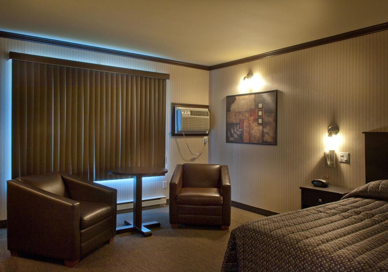 Ramada By Wyndham Laval Exterior foto