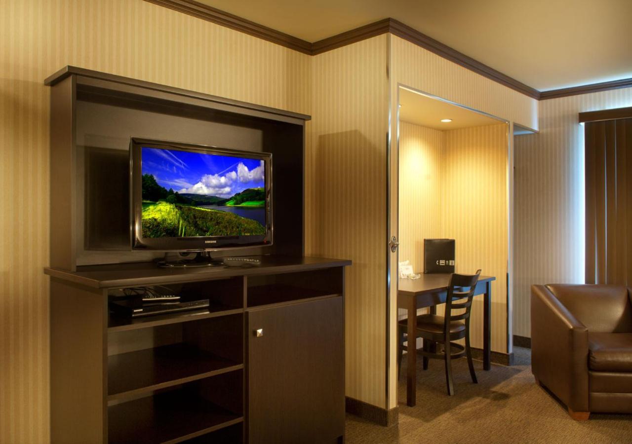 Ramada By Wyndham Laval Exterior foto