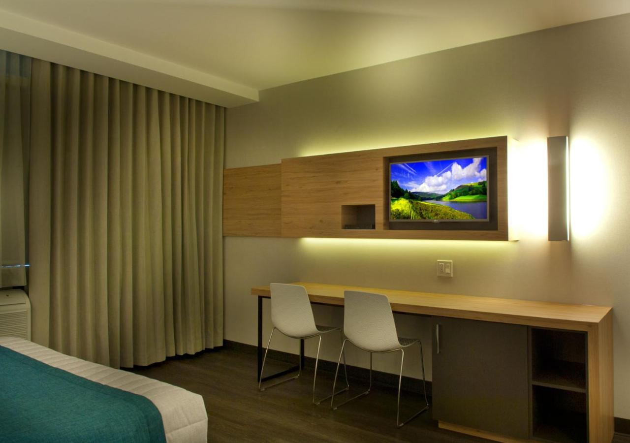 Ramada By Wyndham Laval Exterior foto