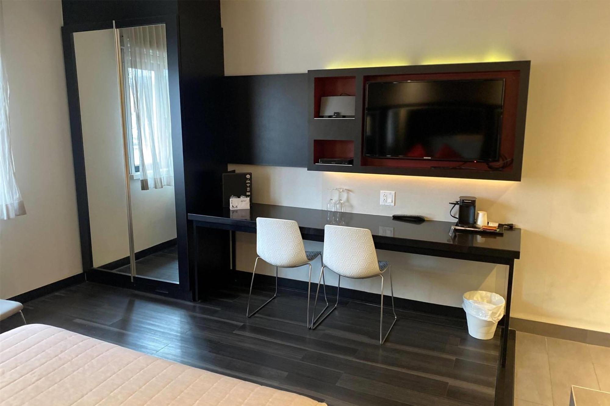 Ramada By Wyndham Laval Exterior foto