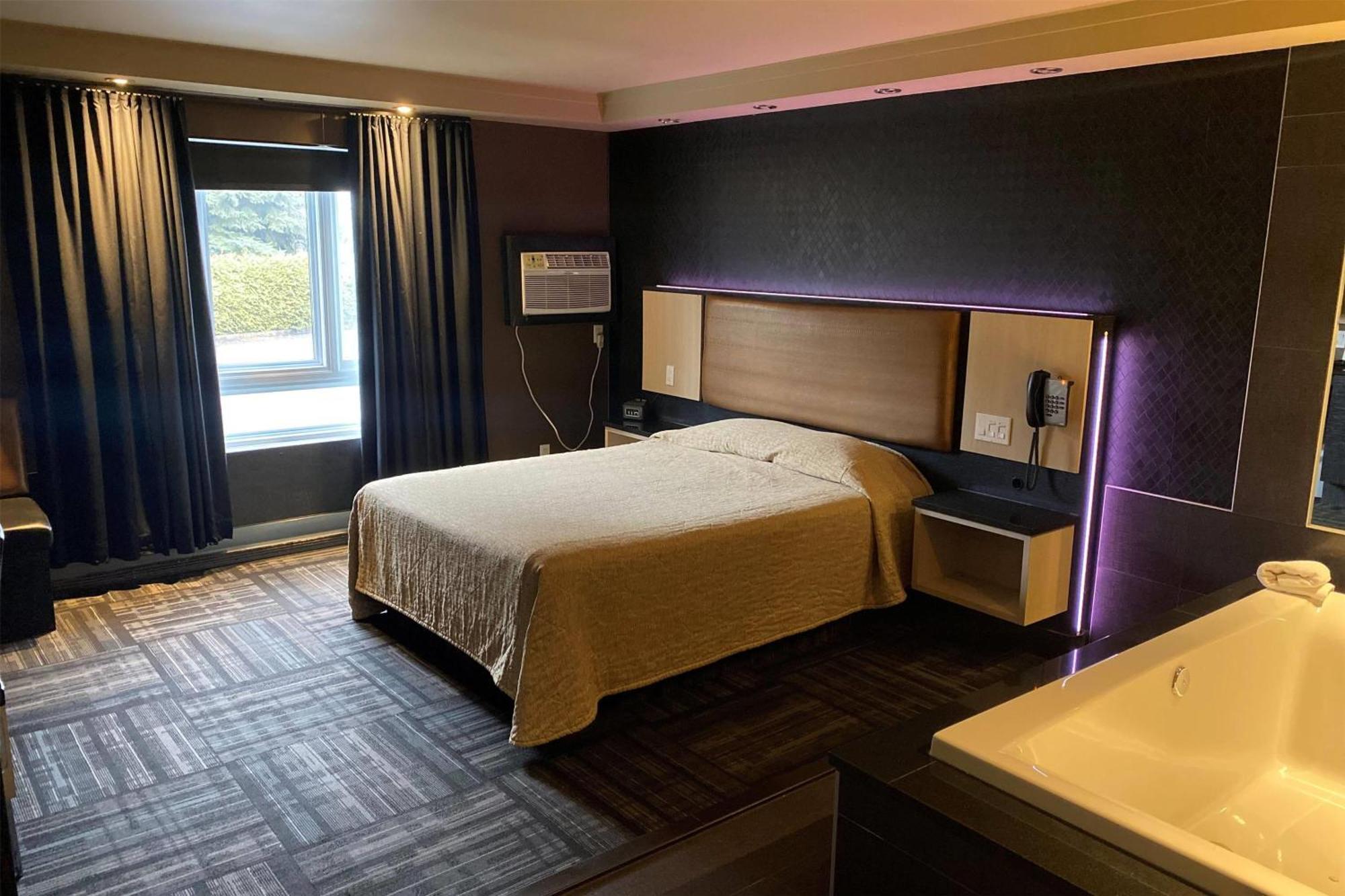 Ramada By Wyndham Laval Exterior foto