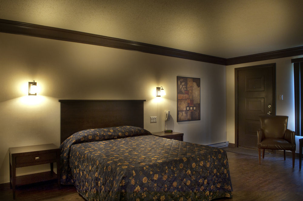 Ramada By Wyndham Laval Exterior foto