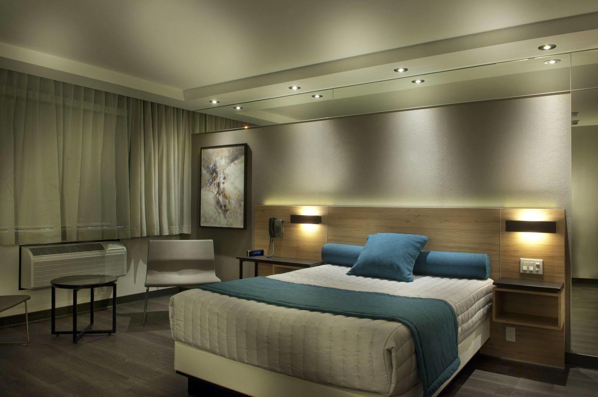 Ramada By Wyndham Laval Exterior foto