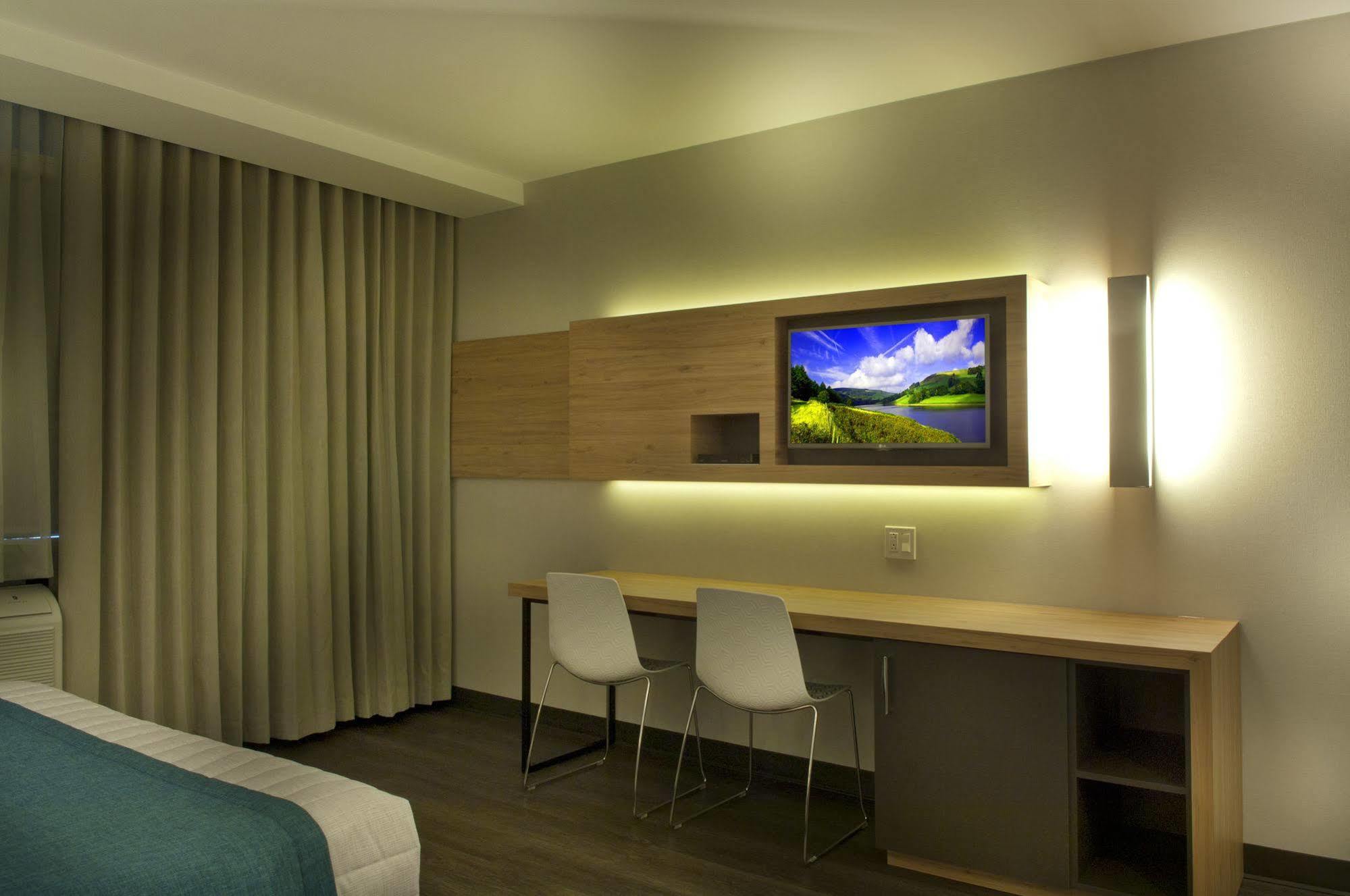 Ramada By Wyndham Laval Exterior foto